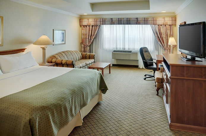 Imagen de la habitación del Hotel Holiday Inn and Suites Oakville @ Bronte, An Ihg. Foto 10