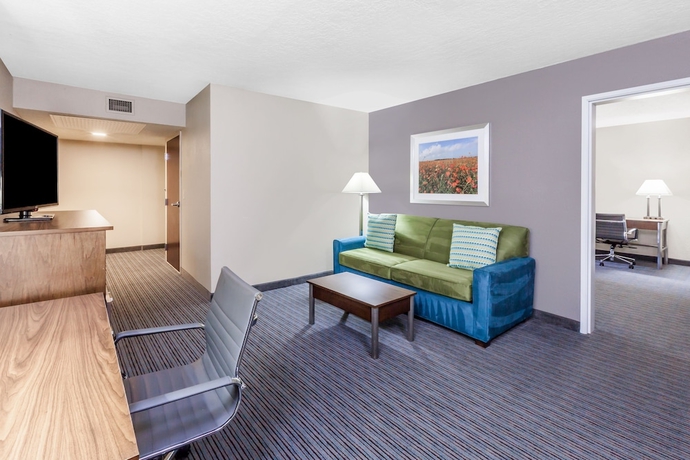 Imagen de la habitación del Hotel Holiday Inn and Suites Oklahoma City North, An Ihg. Foto 8