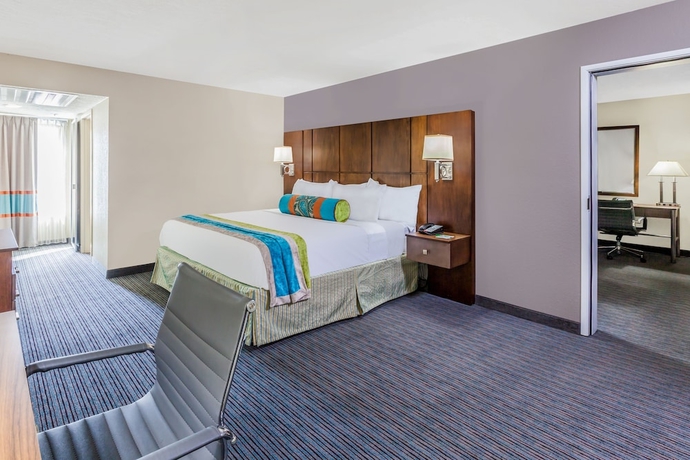 Imagen de la habitación del Hotel Holiday Inn and Suites Oklahoma City North, An Ihg. Foto 12