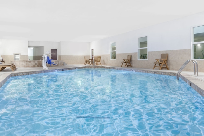 Imagen de la piscina del Hotel Holiday Inn and Suites Oklahoma City North, An Ihg. Foto 18