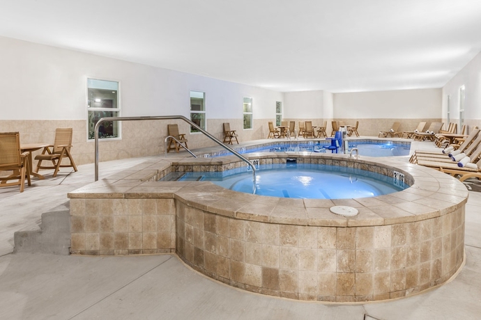 Imagen de la piscina del Hotel Holiday Inn and Suites Oklahoma City North, An Ihg. Foto 19