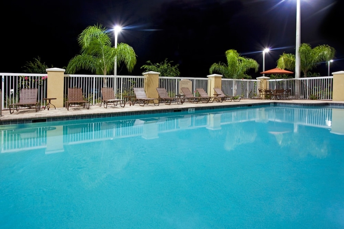 Imagen de la piscina del Hotel Holiday Inn and Suites Orange Park, An Ihg. Foto 19