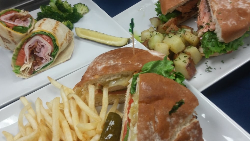 Imagen del bar/restaurante del Hotel Holiday Inn and Suites Orange Park, An Ihg. Foto 2