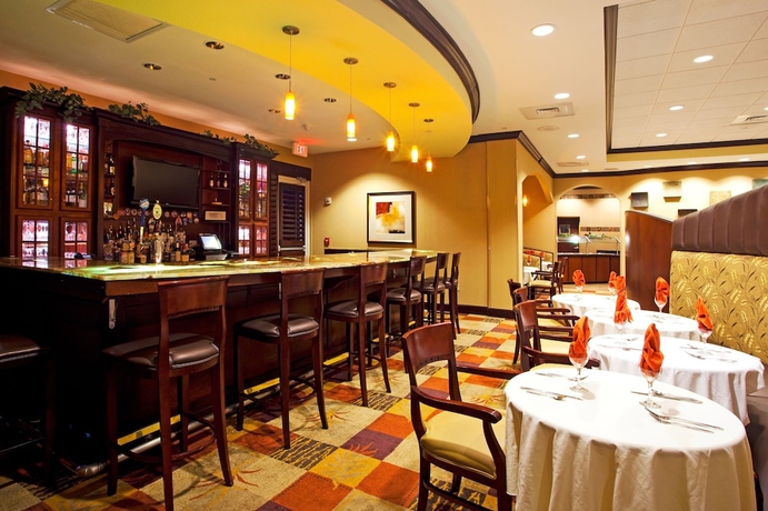 Imagen del bar/restaurante del Hotel Holiday Inn and Suites Orange Park, An Ihg. Foto 6