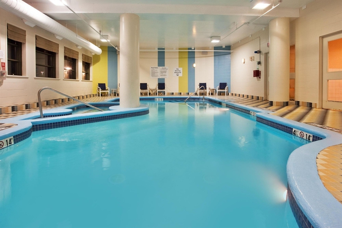 Imagen de la piscina del Hotel Holiday Inn and Suites Ottawa Kanata, An Ihg. Foto 11