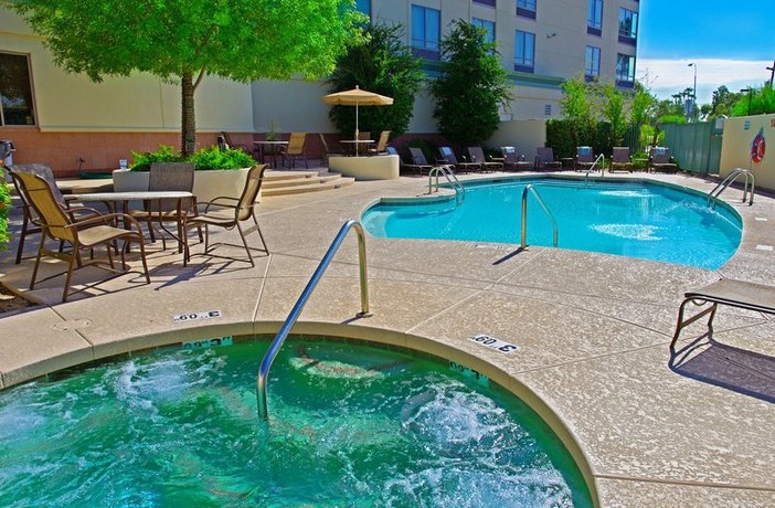 Imagen de la piscina del Hotel Holiday Inn and Suites Phoenix Airport, An Ihg. Foto 6