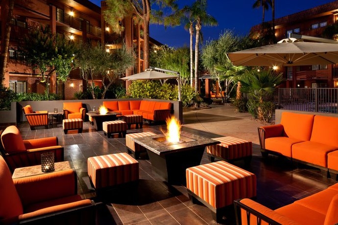 Imagen de los exteriores del Hotel Holiday Inn and Suites Phoenix Airport North, An Ihg. Foto 4