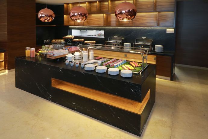 Imagen del bar/restaurante del Hotel Holiday Inn and Suites Puerto Vallarta Marina and Golf, An Ihg. Foto 4