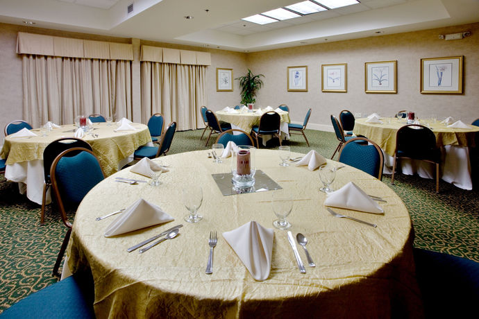 Imagen de los interiores del Hotel Holiday Inn and Suites Raleigh / Cary, An Ihg. Foto 9