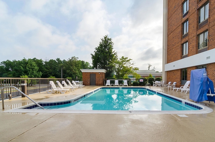 Imagen de la piscina del Hotel Holiday Inn and Suites Richmond West End, An Ihg. Foto 18