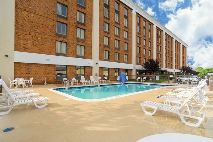 Imagen de la piscina del Hotel Holiday Inn and Suites Richmond West End, An Ihg. Foto 19