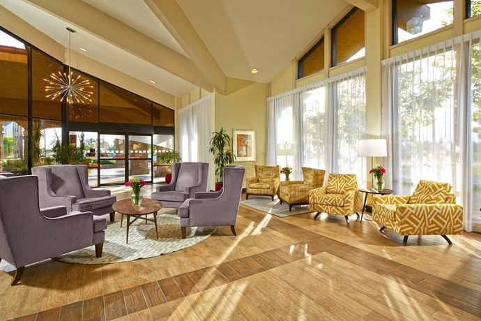 Imagen de los exteriores del Hotel Holiday Inn and Suites Santa Maria, An Ihg. Foto 9