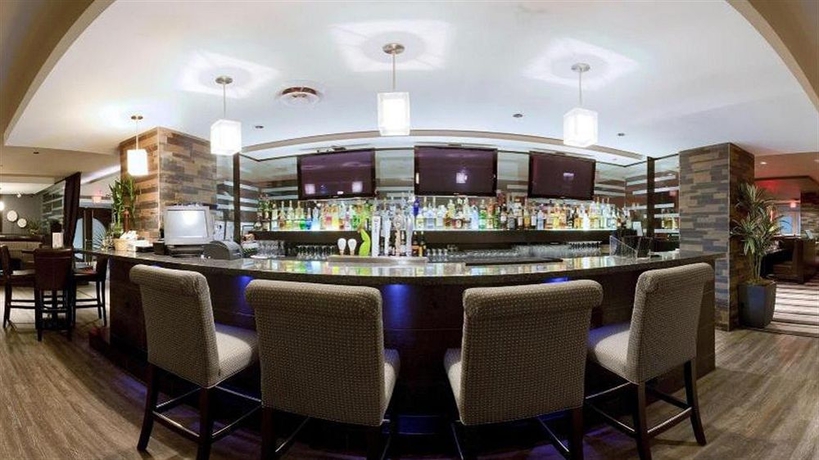 Imagen del bar/restaurante del Hotel Holiday Inn and Suites Surrey East Cloverdale, An Ihg. Foto 1