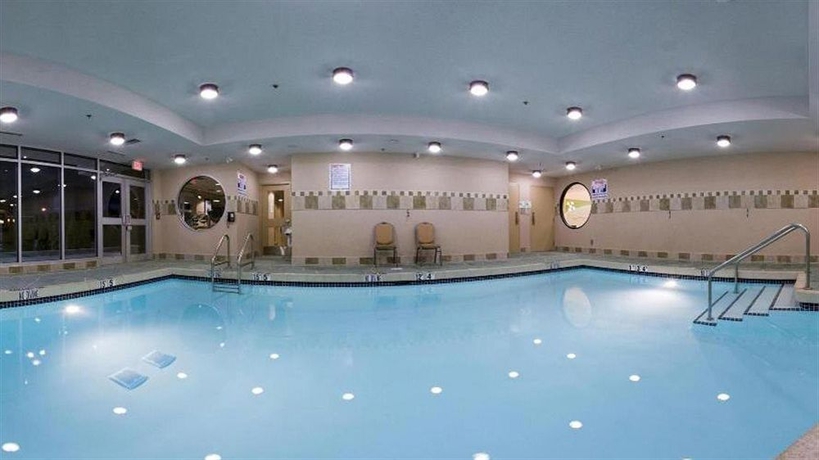 Imagen de la piscina del Hotel Holiday Inn and Suites Surrey East Cloverdale, An Ihg. Foto 12