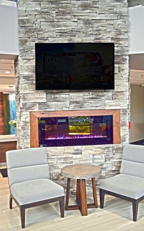 Imagen del bar/restaurante del Hotel Holiday Inn and Suites Syracuse Airport - Liverpool, An Ihg. Foto 5