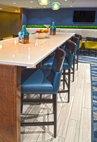 Imagen del bar/restaurante del Hotel Holiday Inn and Suites Syracuse Airport - Liverpool, An Ihg. Foto 7