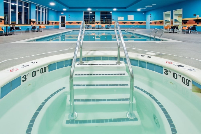 Imagen de la piscina del Hotel Holiday Inn and Suites Williamsburg-historic Gateway, An Ihg. Foto 18