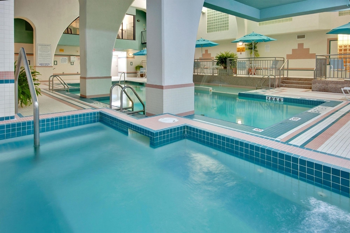 Imagen de la piscina del Hotel Holiday Inn and Suites Windsor Ambassador Bridge, An Ihg. Foto 15
