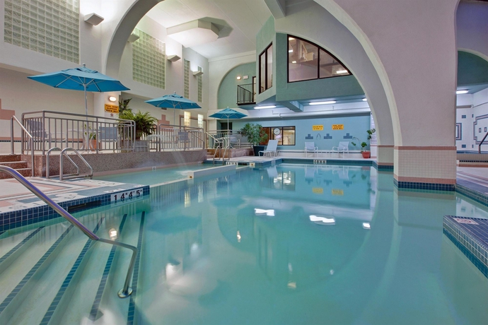 Imagen de la piscina del Hotel Holiday Inn and Suites Windsor Ambassador Bridge, An Ihg. Foto 16