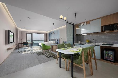 Imagen de la habitación del Hotel Holiday Inn and Suites Wuhan International Expo, an IHG Hotel. Foto 16