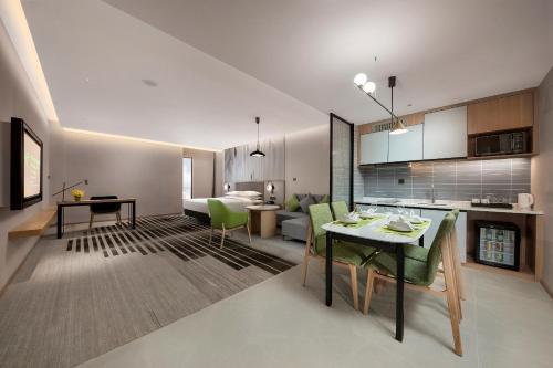 Imagen de la habitación del Hotel Holiday Inn and Suites Wuhan International Expo, an IHG Hotel. Foto 19