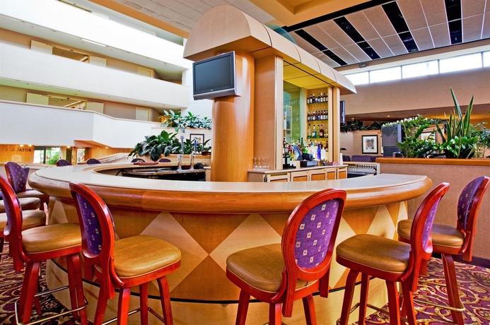 Imagen del bar/restaurante del Hotel Holiday Inn at Orlando International Airport. Foto 3