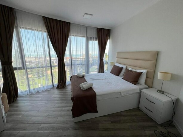 Imagen general del Hotel Holiday Lux Sea Towers Batumi. Foto 11