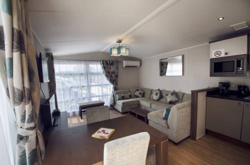 Imagen de la habitación del Hotel Holiday Marina Resort. Foto 2