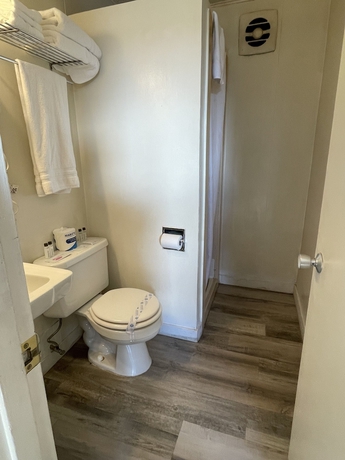 Imagen de la habitación del Hotel Holiday Motel. Foto 10