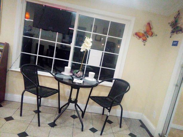 Imagen de los interiores del Hotel Holiday Motel Oakdale. Foto 20