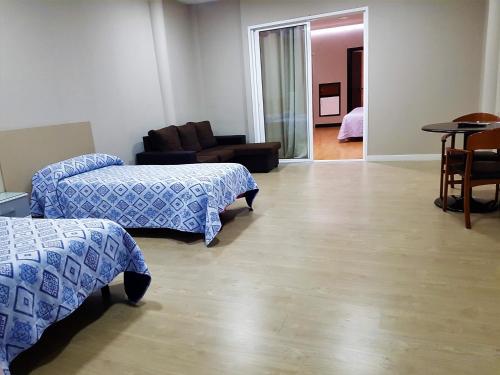 Imagen general del Hotel Holiday, Nigr&aacute;n. Foto 1