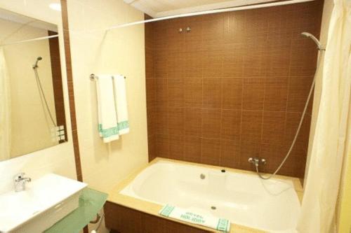 Imagen de la habitación del Hotel Holiday, Nigr&aacute;n. Foto 5