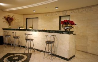 Imagen del bar/restaurante del Hotel Holiday Palace. Foto 2