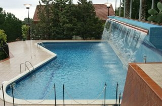 Imagen de la piscina del Hotel Holiday Palace. Foto 5