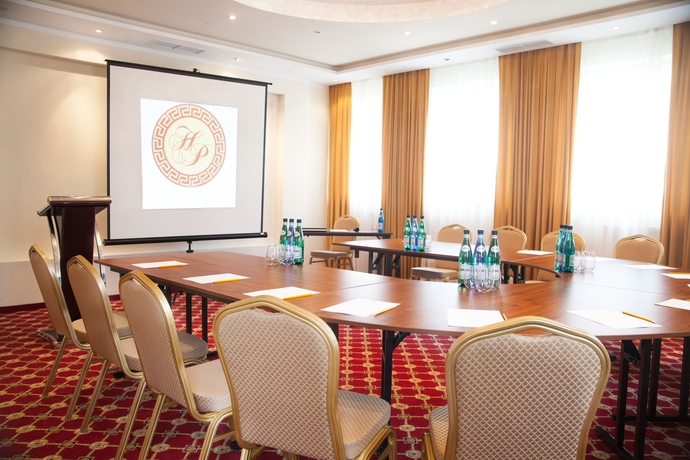 Imagen de los interiores del Hotel Holiday Park. Foto 13