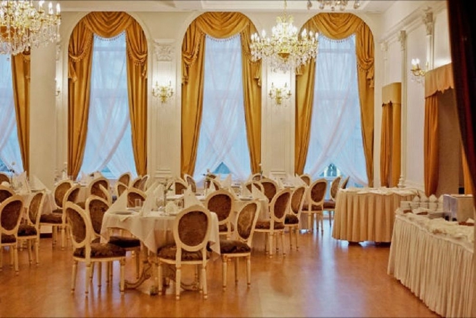 Imagen del bar/restaurante del Hotel Holiday Park. Foto 2