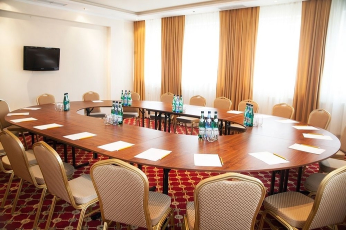 Imagen de los interiores del Hotel Holiday Park. Foto 14