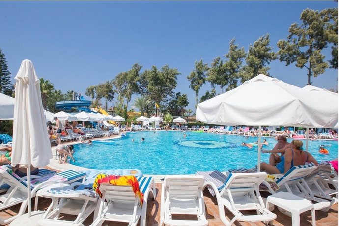 Imagen general del Hotel Holiday Park Resort. Foto 11