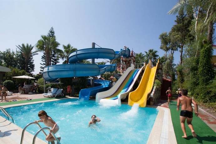 Imagen general del Hotel Holiday Park Resort. Foto 14