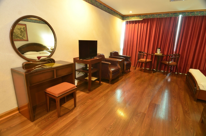 Imagen de la habitación del Hotel Holiday Plaza. Foto 6