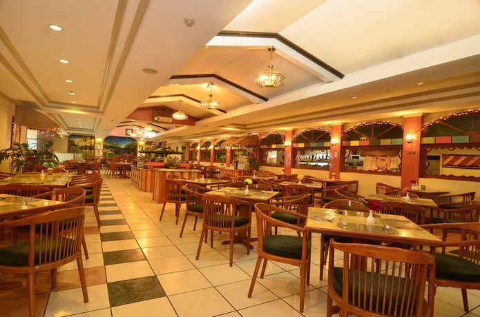 Imagen del bar/restaurante del Hotel Holiday Plaza. Foto 3