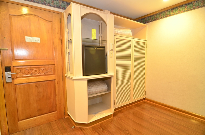 Imagen de la habitación del Hotel Holiday Plaza. Foto 13