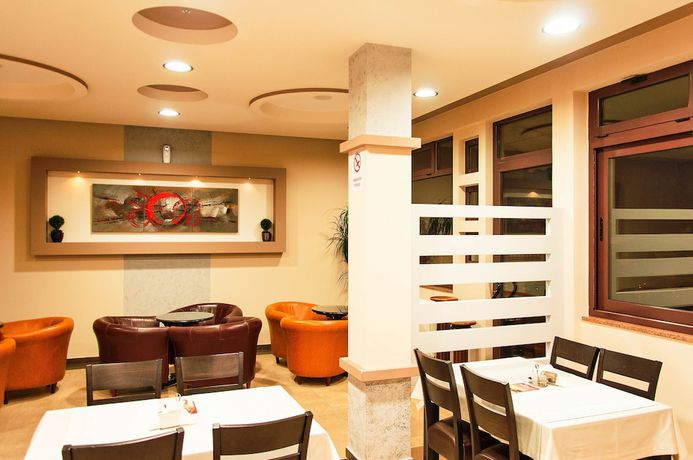 Imagen de los interiores del Hotel Holiday, Podgorica. Foto 19