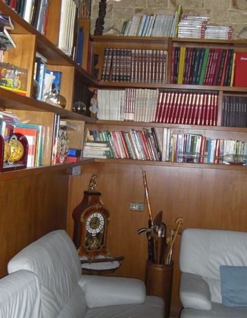 Imagen de los interiores del Hotel Holiday Residence. Foto 13