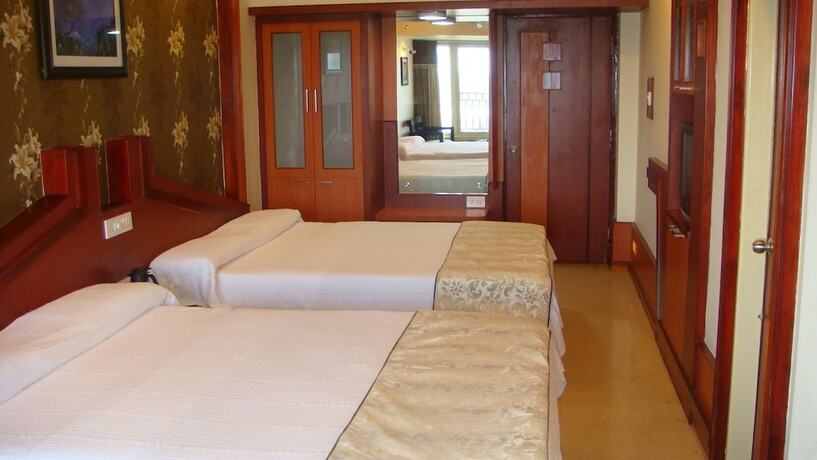 Imagen general del Hotel Holiday Resort. Foto 9