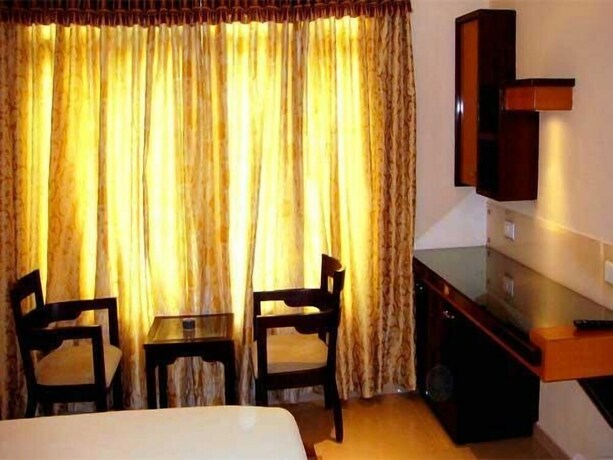 Imagen de la habitación del Hotel Holiday Resort. Foto 12