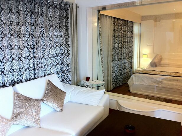 Imagen de la habitación del Hotel Holiday Resort. Foto 16