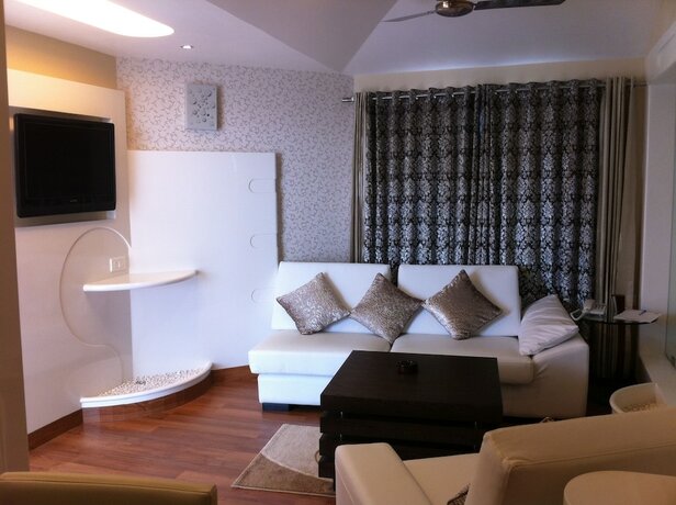 Imagen de la habitación del Hotel Holiday Resort. Foto 18