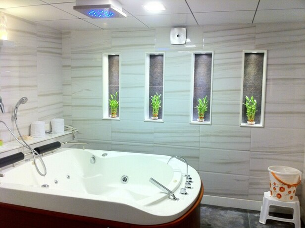 Imagen de la habitación del Hotel Holiday Resort. Foto 22