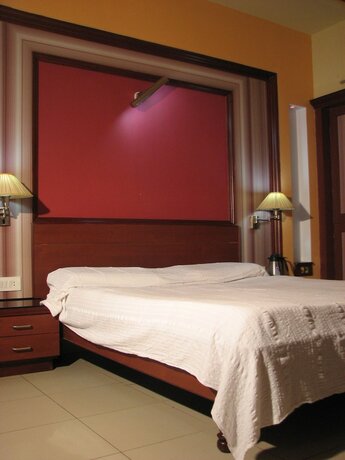 Imagen de la habitación del Hotel Holiday Resort. Foto 25